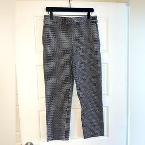 Ann Taylor Black and White Knit Pant Size Medium
EUC